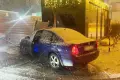 17-letni kierowca Volkswagena uciekał przed policją i wjechał w oszklony pawilon