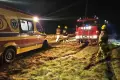 Karetka ugrzęzła w błocie. Na pomoc ruszyli strażacy