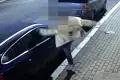 Wkurzające wideo. Wandal szedł chodnikiem i rozwalił w aucie lusterko