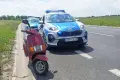 Poszukiwany jechał bez uprawnień skradzionym skuterem z lewymi tablicami