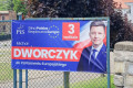 Reklamy Dworczyka nie miały odpowiednich oznaczeń, były wieszane nielegalnie