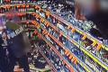 Akcja w Biedronce. Wszedł na regał i zaczął obrzucać policjant&oacute;w butelkami z alkoholem