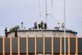 Trwają gorączkowe przygotowania na dachu okrąglaka w Bolesławcu