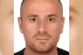 Це чоловік, якого розшукують за ордером. Знаємо, за що. Ви його бачили? Повідомте поліцію