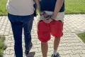 Wyrzucił jedzenie z lodówki, groził matce siekierą. I chciał dać policjantom łapówkę. ARESZT