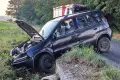 Wypadek: osobówka uderzyła w przepust. Kierowca zabrany do szpitala