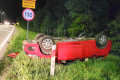 Nocna kolizja na autostradzie: fiat najechał na audi, potem wypadł z drogi i dachował