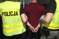 Ostra rozr&oacute;ba przy PKS-ie. Oszust recydywista chciał sprzedać lewe telefony, wpadł z amfetaminą