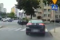Skandal na pasach! Kierująca niemal wjechała w pieszą. &bdquo;Następnym razem kogoś zabije&rdquo;