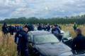 Wiele os&oacute;b i wiele pojazd&oacute;w z zasłoniętymi tablicami na polach. Do akcji wkroczyła policja