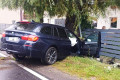 Samoch&oacute;d BMW uderzył w drzewo, latarnię i ogrodzenie. Apel o poprawę bezpieczeństwa