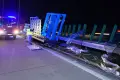 Niebezpieczne zdarzenie na A4! Przyczepa oderwała się od busa, rozbiła się o bariery