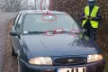🚔63-latek z zakazem okleił auto folią. Miała go chronić, zamiast tego przykuła uwagę policji