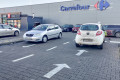 Ludzie nie umieją dobrze zaparkować na parkingu przy hipermarkecie Carrefour