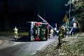 Wypadek. Ciężki w&oacute;z strażacki przewr&oacute;cił się na drodze