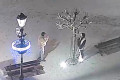 Jak się bawi nocą młodzież na Rynku? Jeden sika na zmarznięte drzewko, drugi robi zdjęcia