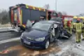 Zderzenie auta z samochodem ciężarowym. Dwoje dzieci trafiło do szpitala