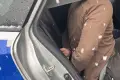 Brutalny atak na parkingu w biały dzień. Agresor uderzał bez opamiętania