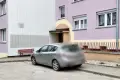 Dramat seniorów: auto widmo od tygodni tarasuje wejście do bloku. „Do TVN-u mam dzwonić?”