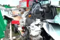 Зіткнення мікроавтобуса з вантажівкою на A4. Водієві надзвичайно пощастило — він відбувся штрафом