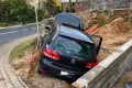 Volkswagen Golf врізався в огорожу в Новогродзці. Поліція встановлює, хто був за кермом