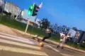 На одному колесі та на червоне світло. Молоді люди шаліють у центрі міста