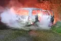 Płonął samochód przy zjeździe na A4. Nocna interwencja mundurowych