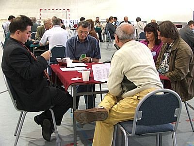 Ludzie przy stoliku grają w karty