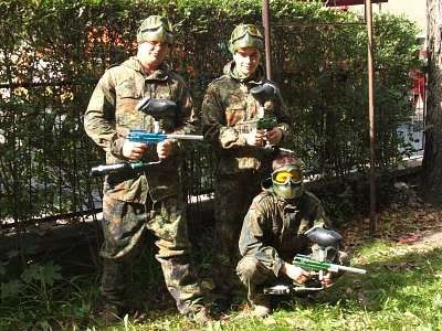 Trzech młodych ludzi w maskach i z pistoletami