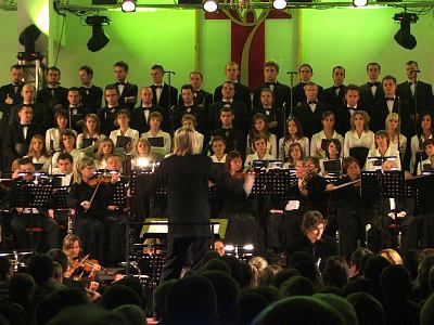 Piotr Rubik dyryguje orkierstrą i chórem