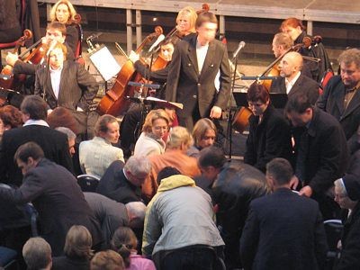 Ludzie podnoszą omdlałą kobietę