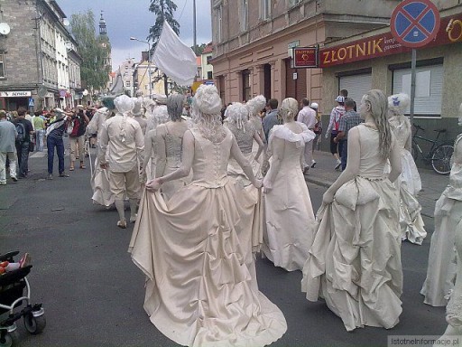 ...niczym figurki porcelanowe....