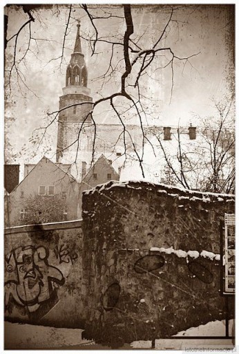 Die Statmauer und im Hintergrund die Pfarrkirche Mariä Himmelfah