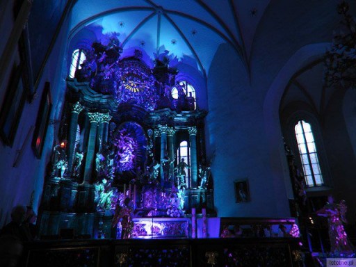 Ołtarz Webera oświetlony podczas koncertu Wratislavia Cantans w 
