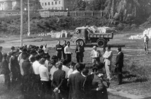 Pożegnanie absolwentów na Osiedlu Południe. (24.06.1971r)