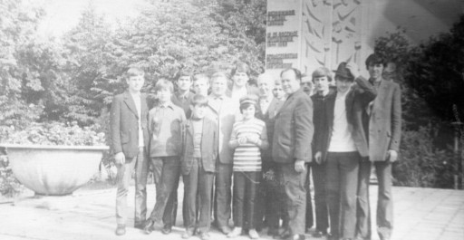 Część uczęstników wycieczki w Bieszczady z dyrejtorem Tadeuszem Sakiem. (1973r)
