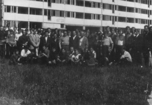 Spotkanie władz szkolnych z młodzieżą ZSB na Osiedlu Południe. (1973/74r)