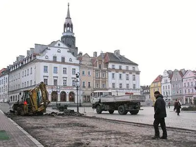 Rynek bolesławiecki: maszyna zrywająca asfalt i kostkę brukową