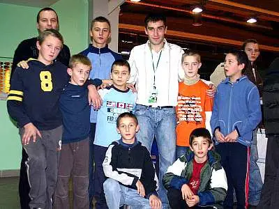 Młodzi piłkarze MKS Bobrzanie z Grzegorzem Bronowickim i Damianem Sawczakiem