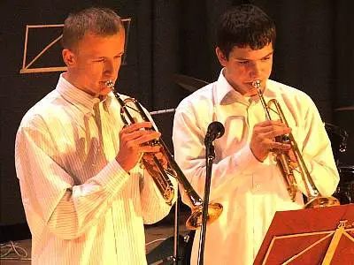 Uczniowie szkoły muzycznej grają na trąbkach