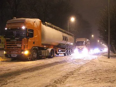 Samochód ciężarowy blokuje przejazd innych samochodów