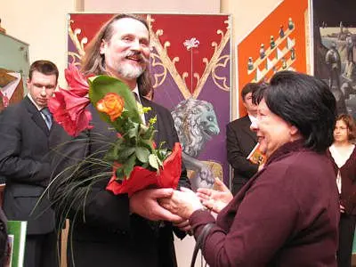 Krystyna Gay-Kutschenreiter wręcza kwiaty artyście