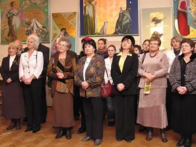 Ludzie na wernisażu wustawy Victora Alshevsky'ego