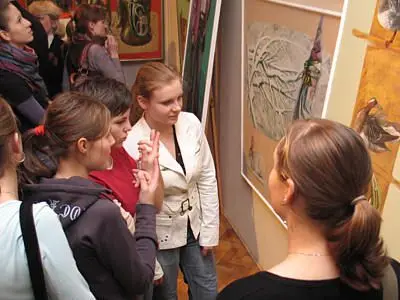 Dziewczęta oglądające obrazy Victora Alshevsky'ego