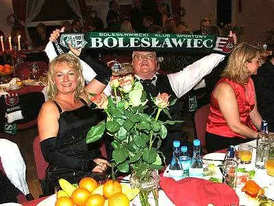 Mężczyzna trzyma rozwinięty szalik BKS Bolesławiec