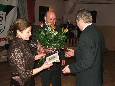 Państwo Bitowscy odbierają nagrodę z rąk Zbigniewa Laski
