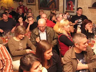 Ludzie w Piwnicy Paryskiej podczas koncertu Sławka Wierzcholskiego i "Marginesu"
