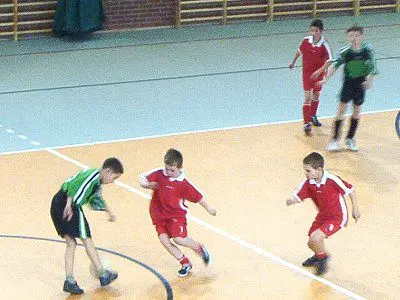 Młodzi piłkarze w hali sportowej