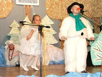 Dziewczynka i chłopiec na scenie