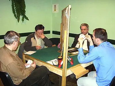 Mężczyźni grają w brydża